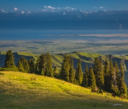 Вид на Иссык-Куль и Северный Тянь-Шань, Киргизия